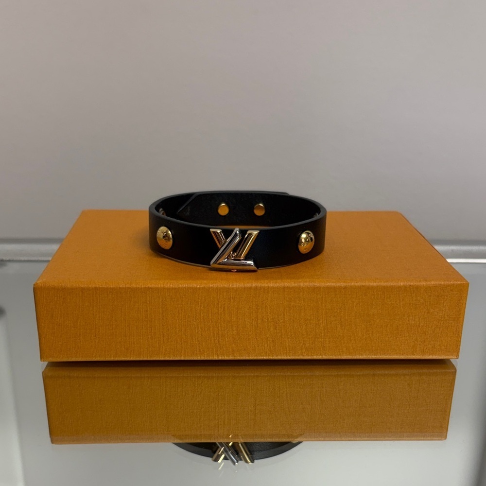👛Host Pick👛 Louis Vuitton Black and Gold “Twist” Leather Bracelet - Picture 5 of 8